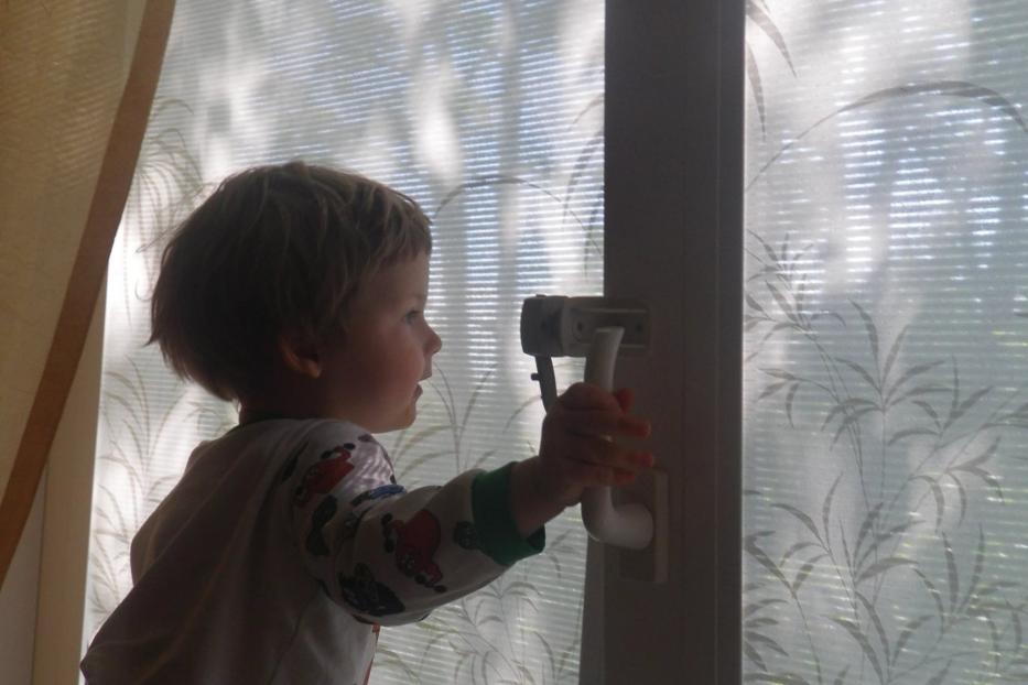 Памятка для родителей: как предотвратить выпадение ребенка из окна