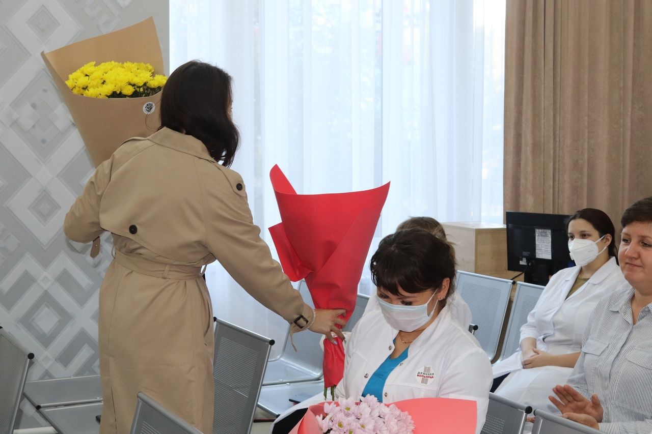 Медицинским работникам Демского ковид-госпиталя подарили цветы