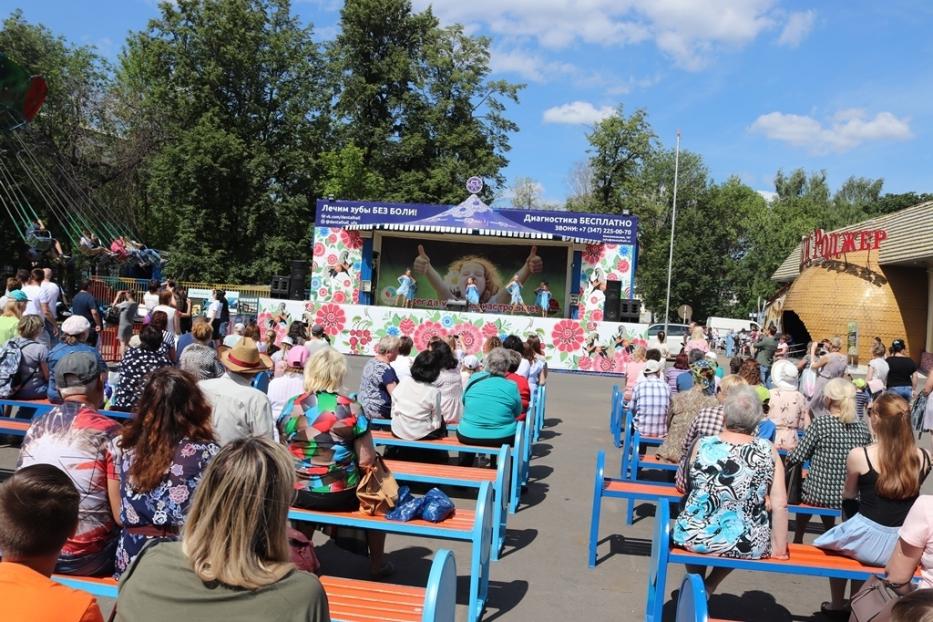 В парк им. И. Якутова проходит праздничная концертная программа ко Дню города и Дню России
