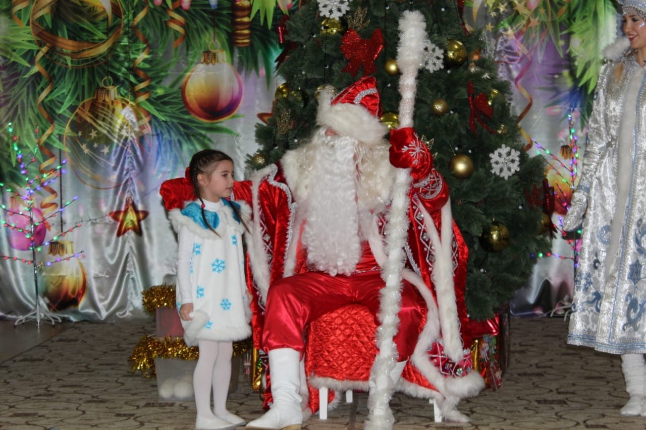 В детских садах Кировского района столицы прошли новогодние утренники