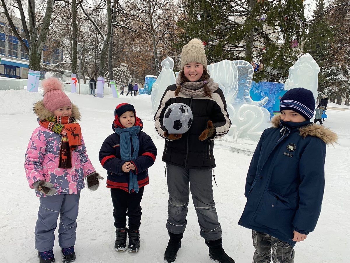 На площади перед Уфимской детской филармонией прошло мероприятие «Рождественские забавы»
