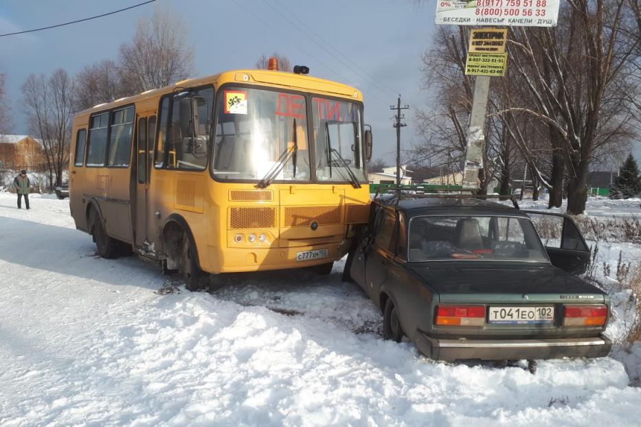 В Демском районе Уфы произошло ДТП с участием  школьного автобуса