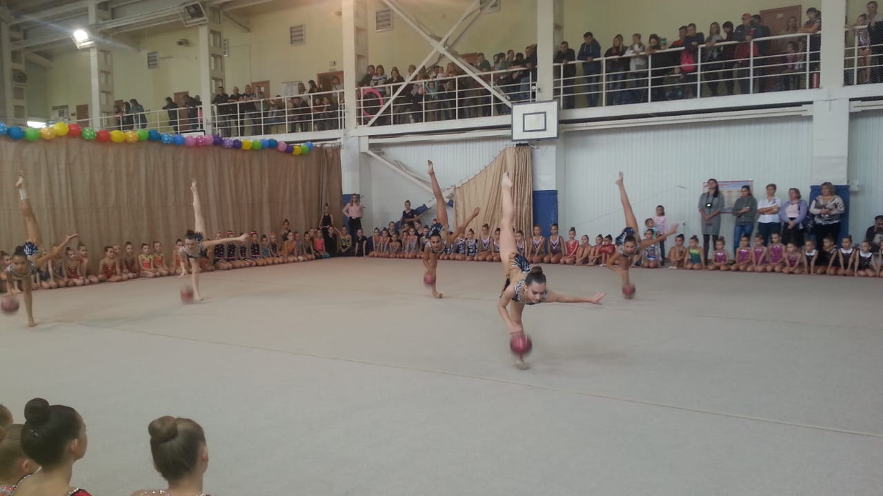 В Калининском районе проходит первенство по художественной гимнастике
