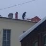 Управляющие организации Кировского района принимают меры по очистке кровель и козырьков от снега