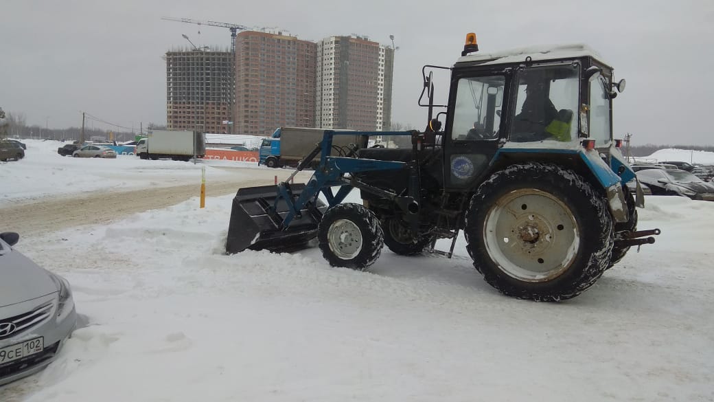 Активная уборка снега на улицах Демского района Уфы продолжается 