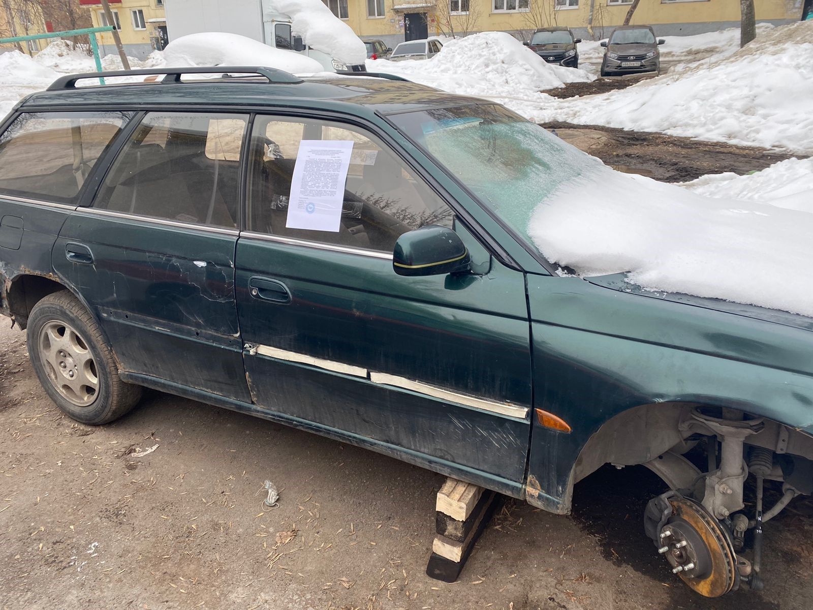 В Калининском и Орджоникидзевском районах Уфы на 11 брошенных автомобилях разместили уведомления об их добровольном перемещении