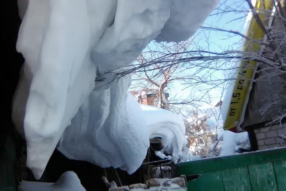 Под тяжестью снега деформировалась крыша частного жилого дома 