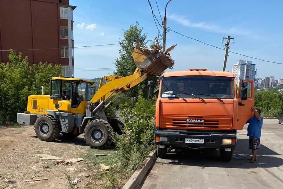 Коммунальные службы Кировского района г. Уфы помогают вывозить строительный мусор