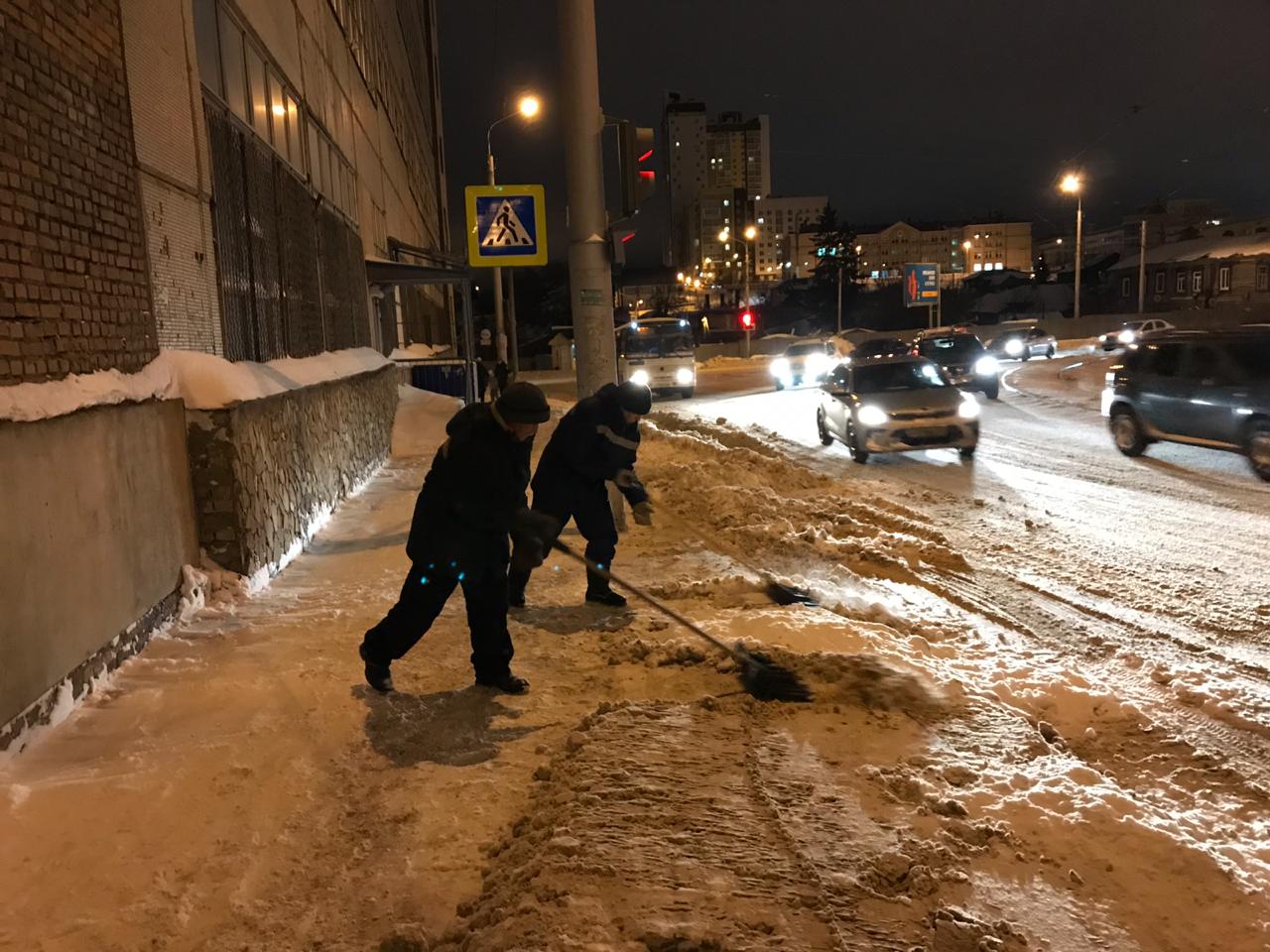 Предприятия и организации Ленинского района Уфы принимают активное участие в уборке снега 