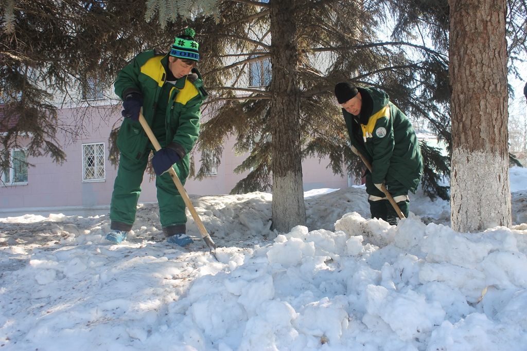 Коммунальные службы Демского района Уфы проводят работы по ворошению снега