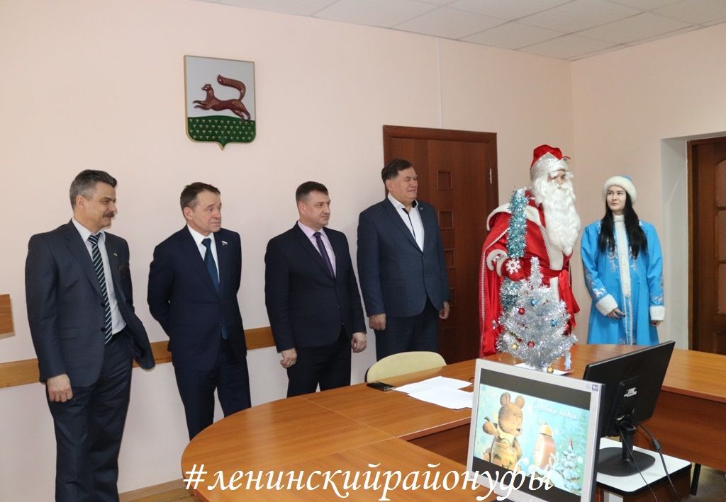 Глава района совместно с депутатами вручил подарки детям 