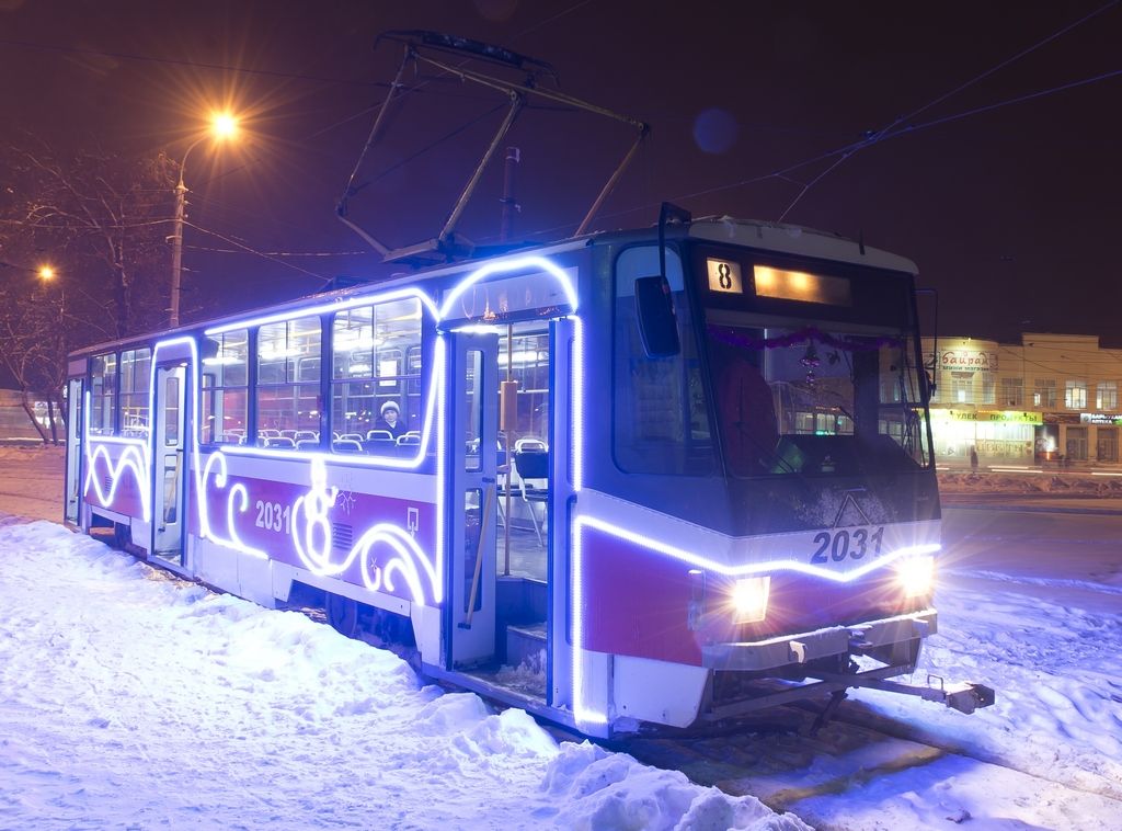 Новогодние трамваи и троллейбус появились в Уфе