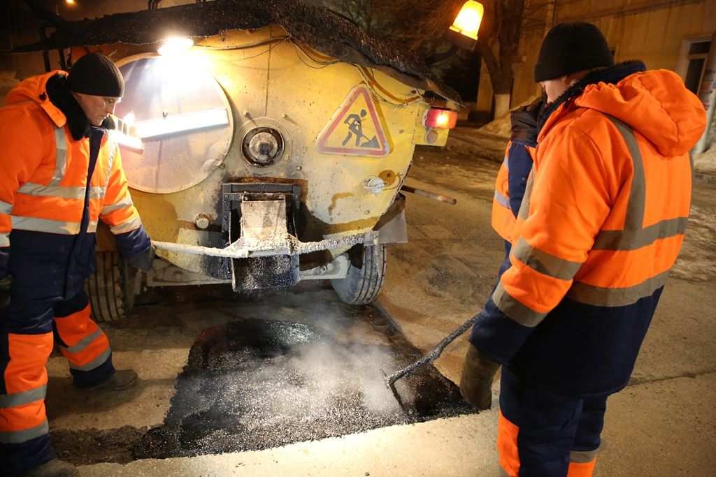 Коммунальные службы Уфы в круглосуточном режиме ведут ямочный ремонт дорог