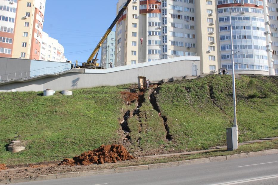 Коммунальщики восстанавливают размытый участок на улице Карла Маркса 