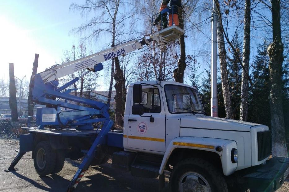 "Готовимся к зиме и снегопадам": в Демском районе Уфы кронируют деревья