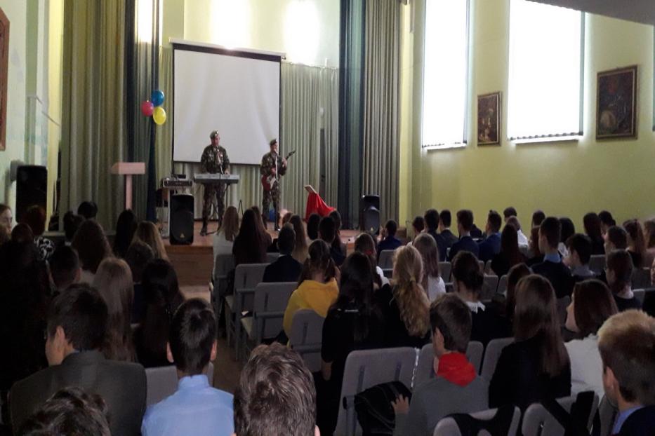 В татарской гимназии № 65 состоялся концерт группы «Зеленые береты» 