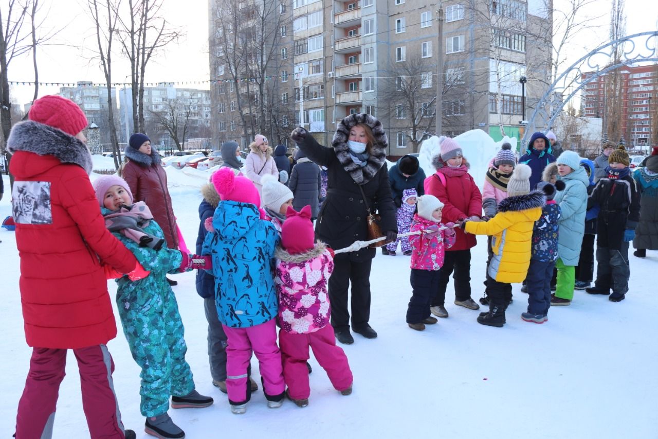 На ледовом городке Кировского района Уфы прошли рождественские гулянья