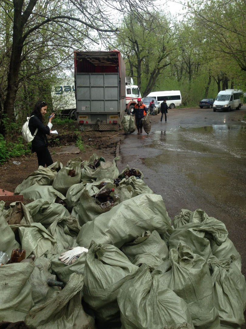 Сегодня в лесопарковой зоне вдоль улицы Чудинова Орджоникидзевского района собрано более 1 тонны мусора