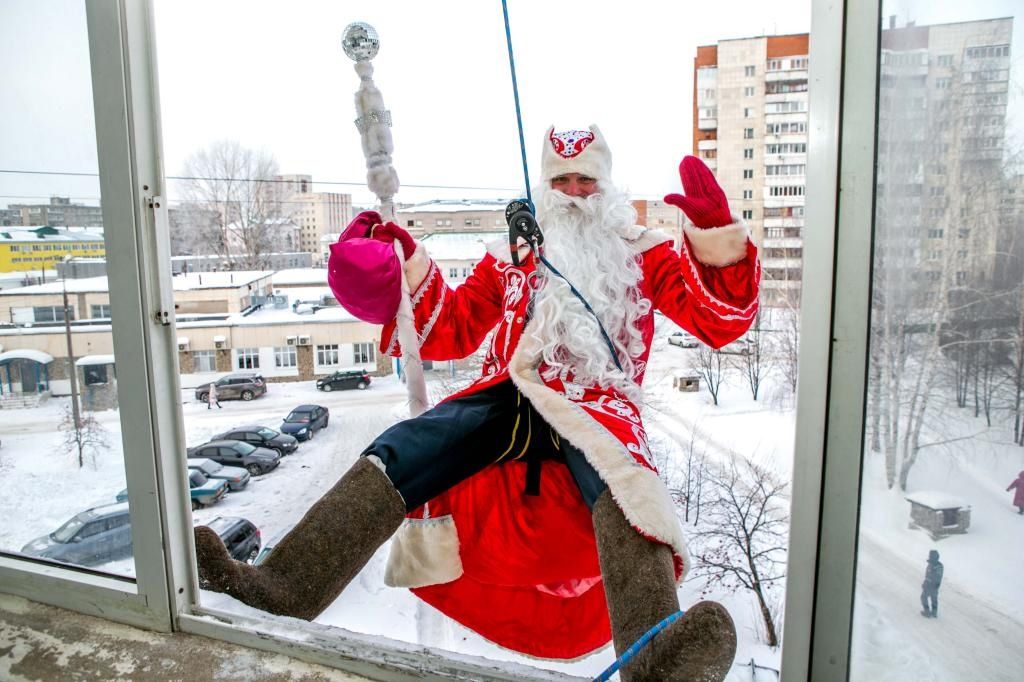 Дед Мороз и Снегурочка - спасатели поздравили маленьких пациентов больницы ... через окно