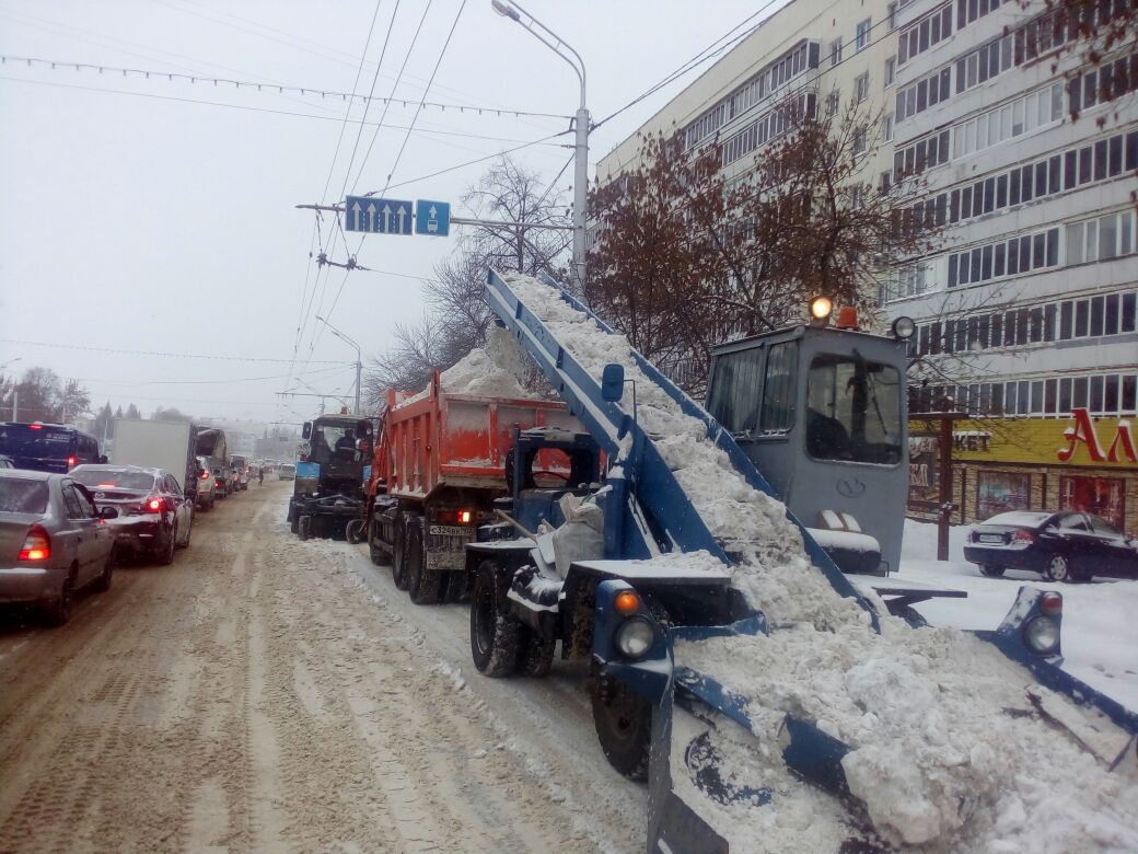В Орджоникидзевском районе продолжается уборка снега с улично-дорожной сети