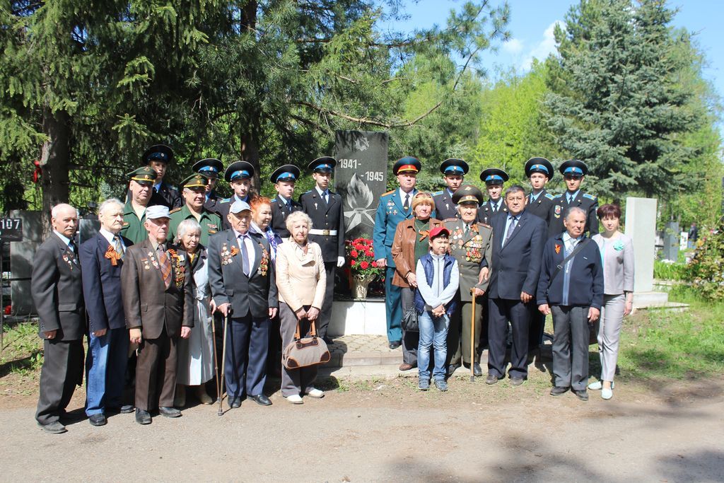 Возложили цветы к обелиску героям Великой Отечественной войны 1941-1945 гг.