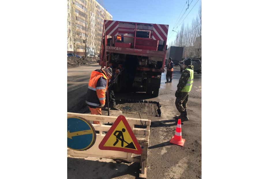 Коммунальные службы Октябрьского района избавляют дороги от ям