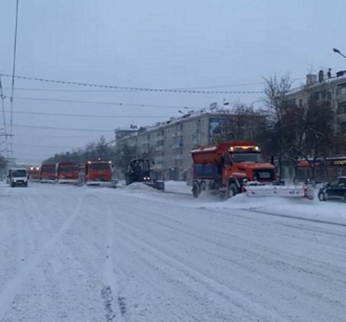 В Советском районе продолжается борьба со снегом
