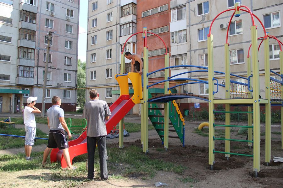 В Шакше устанавливают новые детские площадки