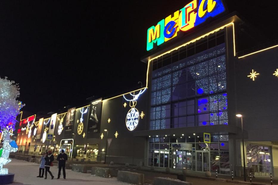 На территории торгового центра «Мега» появился новогодний городок