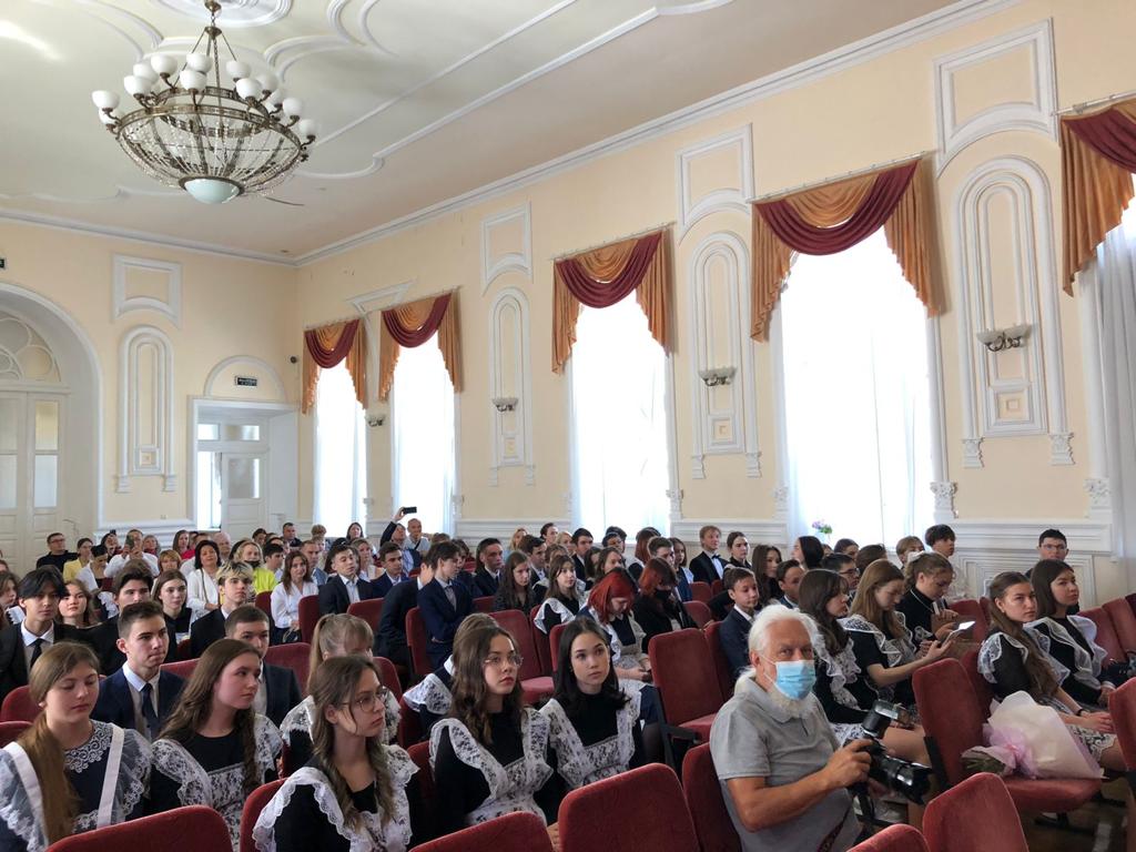 27 июня в 18 школах Кировского района прошло торжественное вручение аттестатов