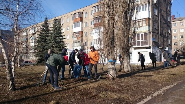 Учащиеся общеобразовательных и дошкольных учреждений Кировского района принимают самое активное участие в санитарном субботнике