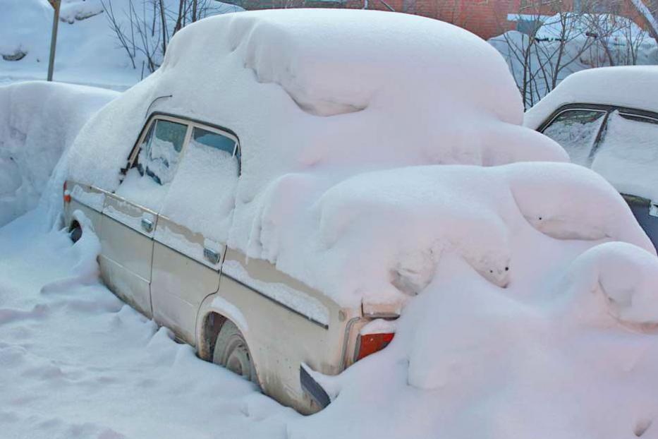 Брошенные автомобили мешают уборке снега