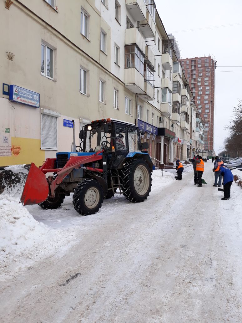 В Орджоникидзевском районе полным ходом идет комплексная очистка дворов и кровель от снега