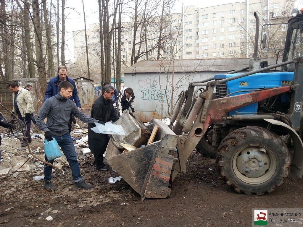 Сотрудники администрации приняли участие в уборке территории по улице Зорге