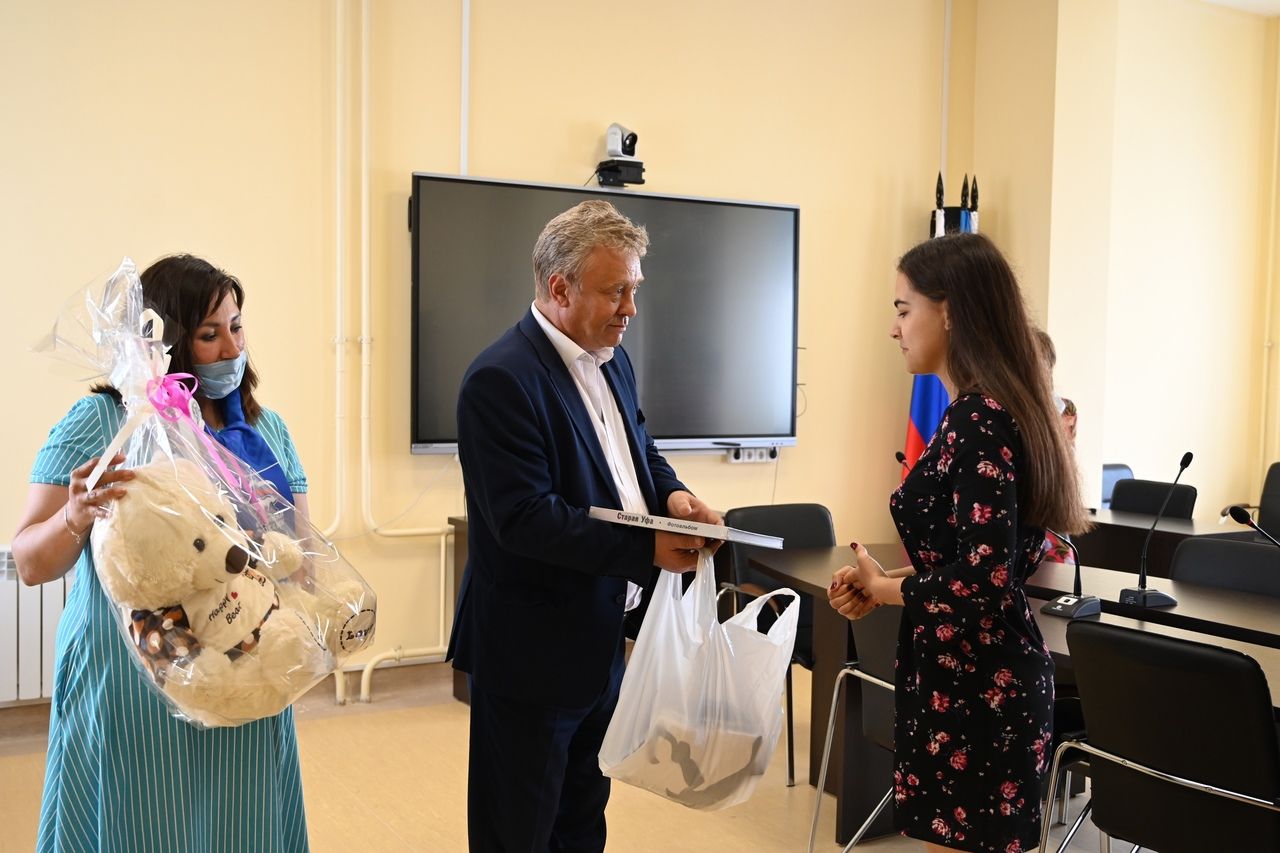 Председатель городского Совета Валерий Трофимов поздравил ученицу Советского района