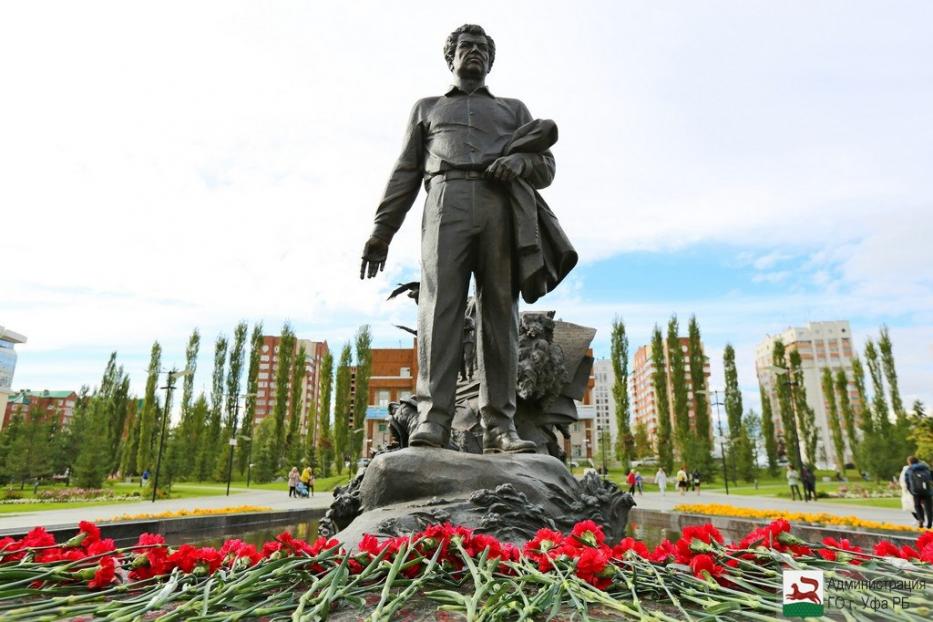 В Ленинском районе Уфы состоится церемония возложения цветов к памятнику Мустая Карима