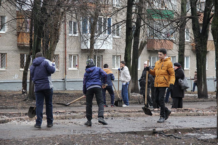 Калининцы приняли участие в традиционной пятничной уборке