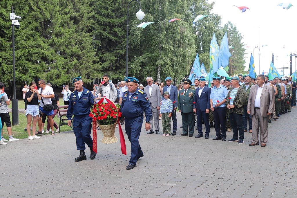 В Уфе возложили цветы к памятнику «Десантникам – уроженцам Башкортостана, погибшим при выполнении воинского долга»