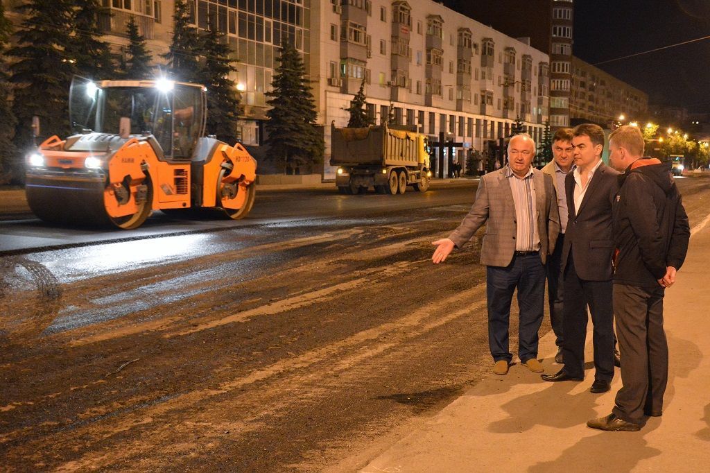 Ирек Ялалов проинспектировал ход капитального ремонта дорог в ночные часы