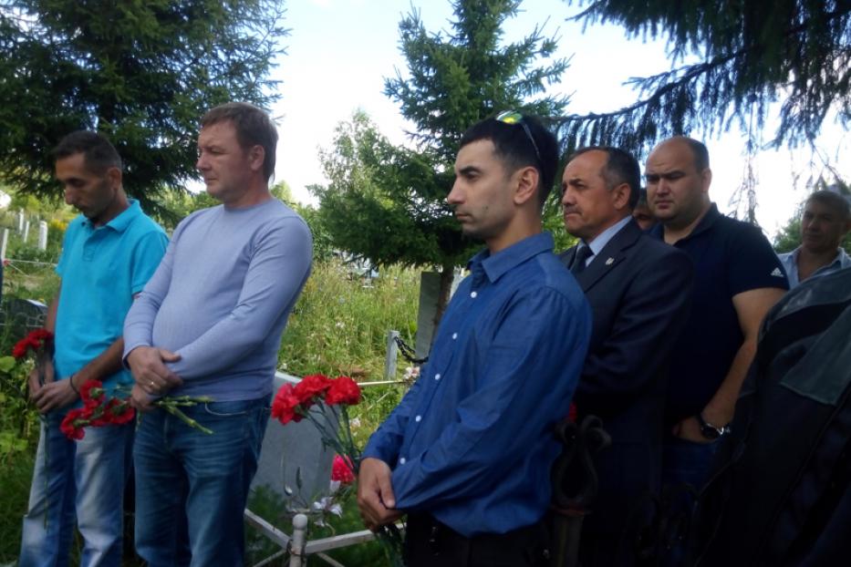 Родственники и общественники почтили память погибшего в Чечне солдата Руслана Гильфанова