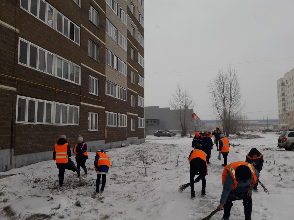 В Калининском районе продолжается работа по уборке снежных масс