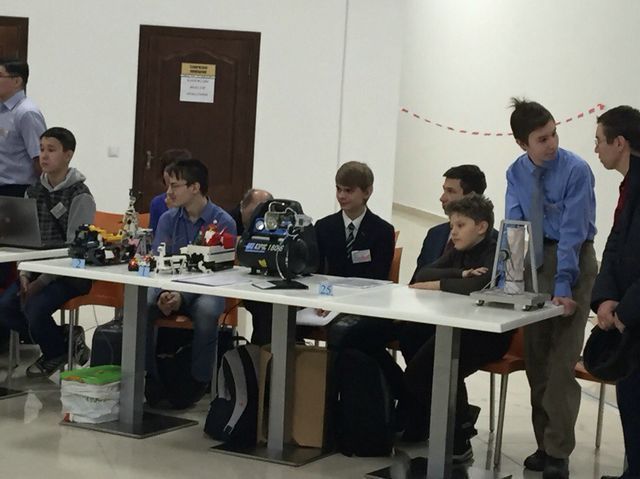 Юные кировчане приняли участие в чемпионате по робототехнике