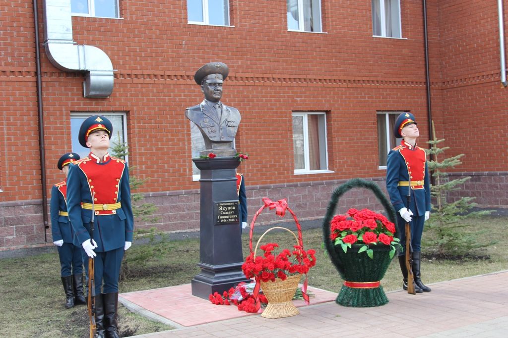 В Уфе состоялось открытие мемориального бюста полковнику Салавату Гиниятовичу Якупову