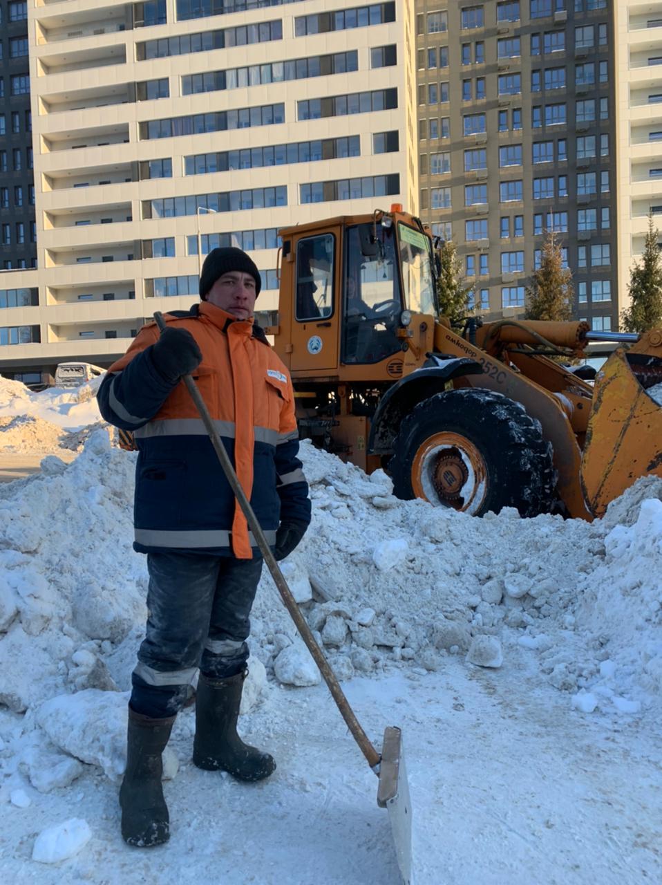 Работники коммунальных и жилищных служб рассказали о своей работе по уборке города от снега