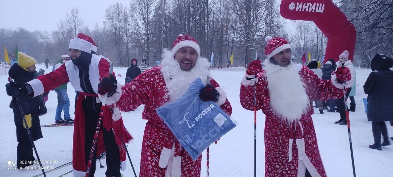 В Демском районе Уфы состоялся лыжный забег Дедов Морозов и Снегурочек
