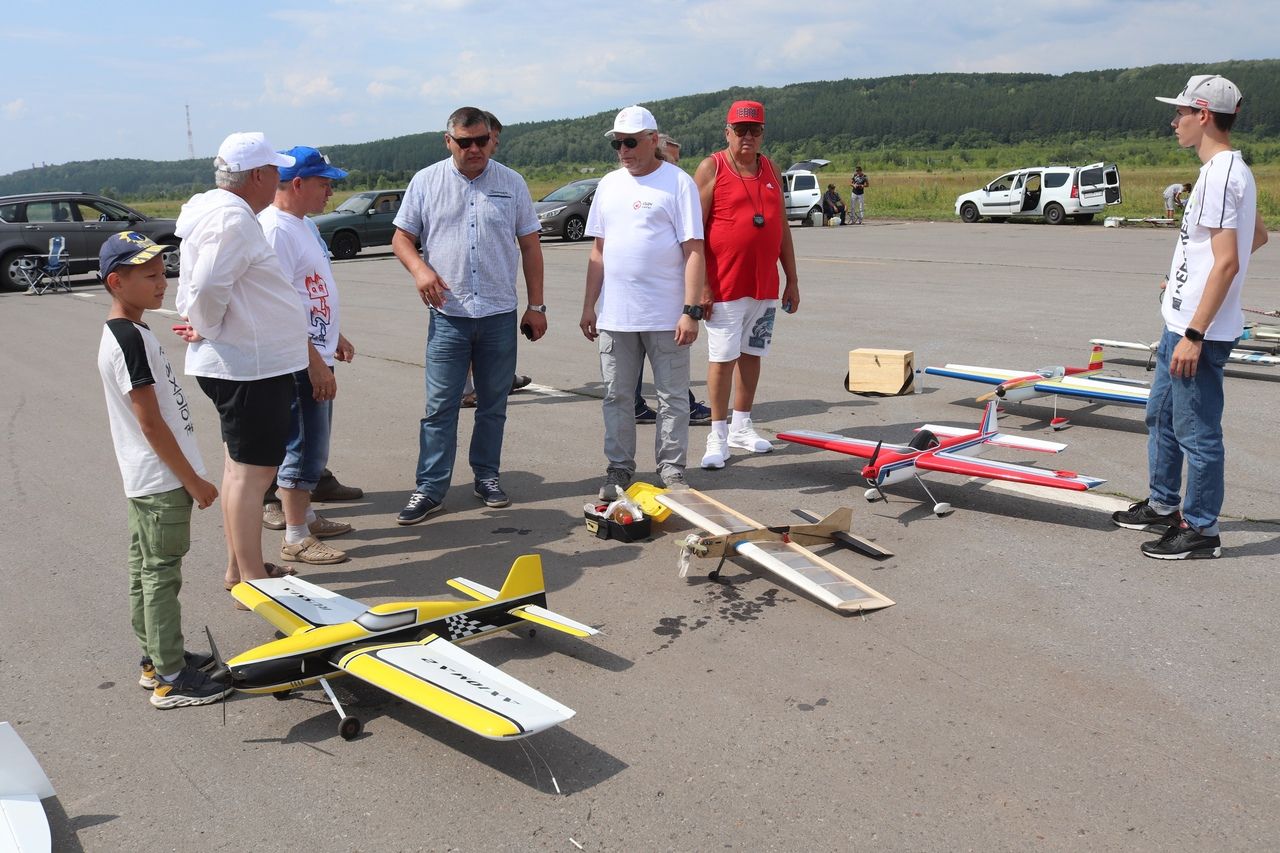 В населенном пункте Максимовка прошли соревнования по авиамодельному спорту ПФО.