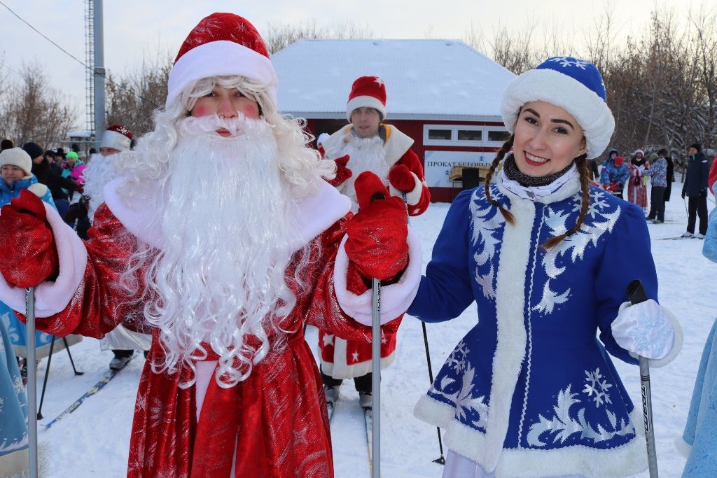 В Уфе более 50-ти Дедов Морозов и Снегурочек приняли участие в забегах на лыжах 