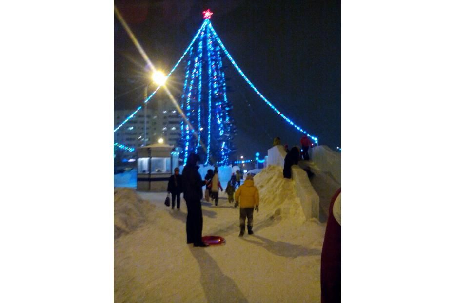 Дед Мороз поздравил детей, катающихся на горках