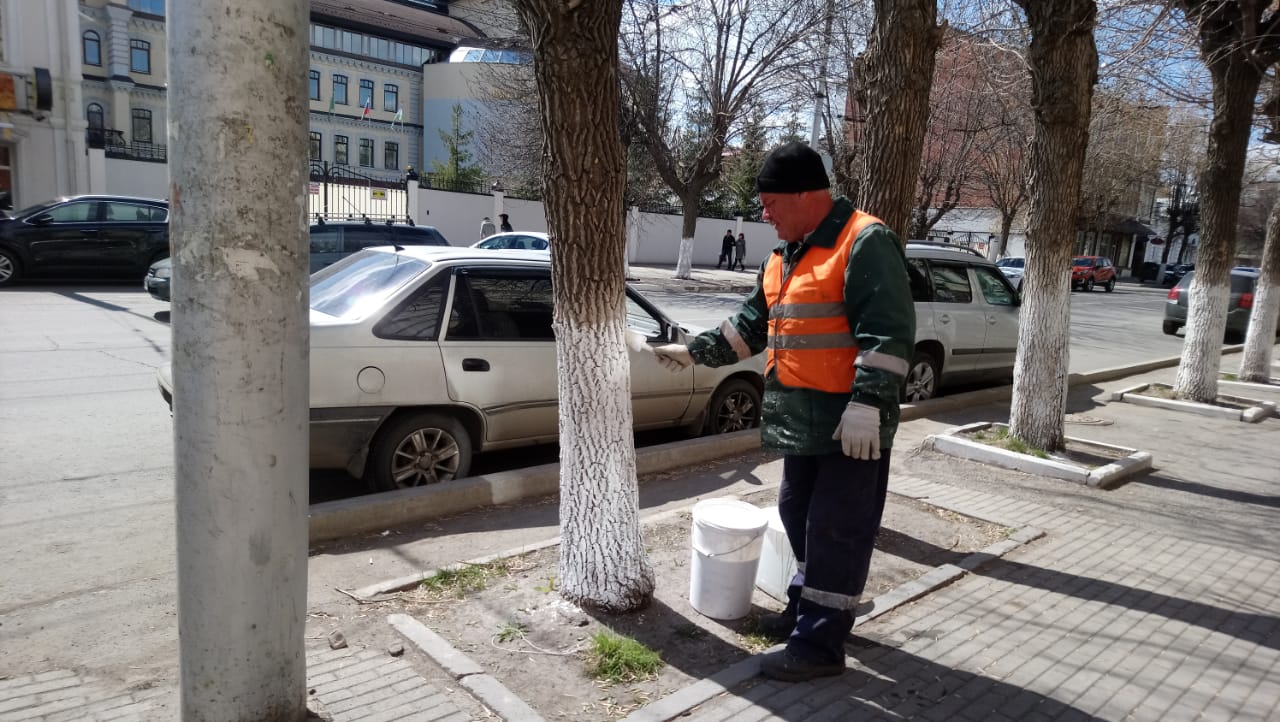 На улицах Ленинского района Уфы продолжаются работы по благоустройству 