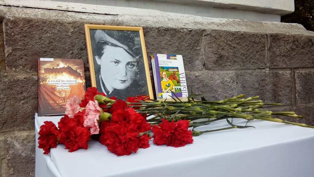 В Ленинском районе Уфы возложили цветы к мемориальной доске Гули Королевой